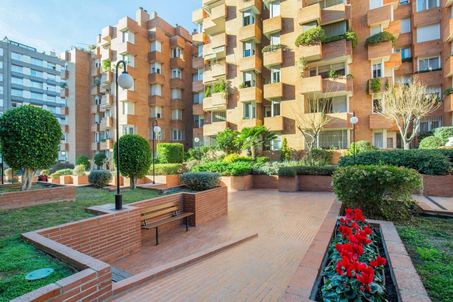 Blueground Sarria Doorman Fresh Renovation Bcn-120 Apartment *